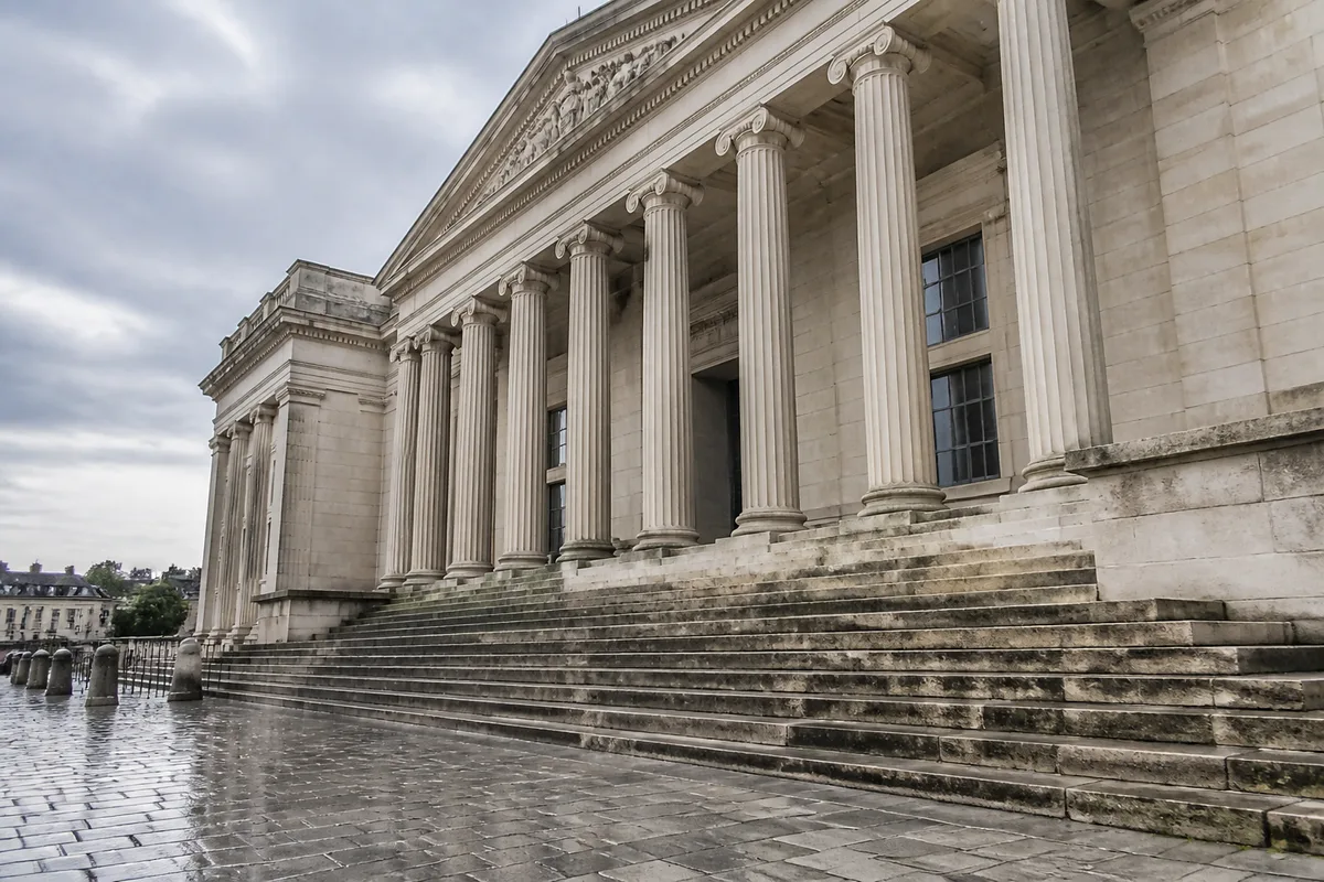 Façade en pierre de taille d&rsquo;un palais de justice de province